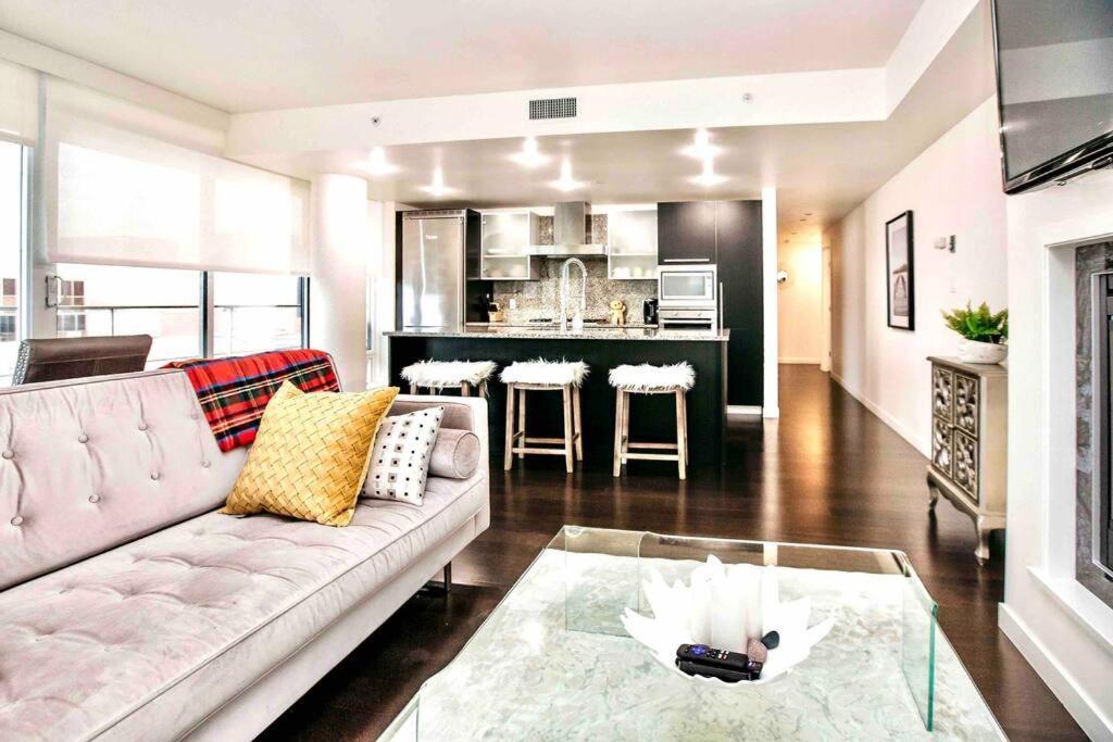 Victoria'S Best Location 2 Bedroom Luxe Condo Exterior photo