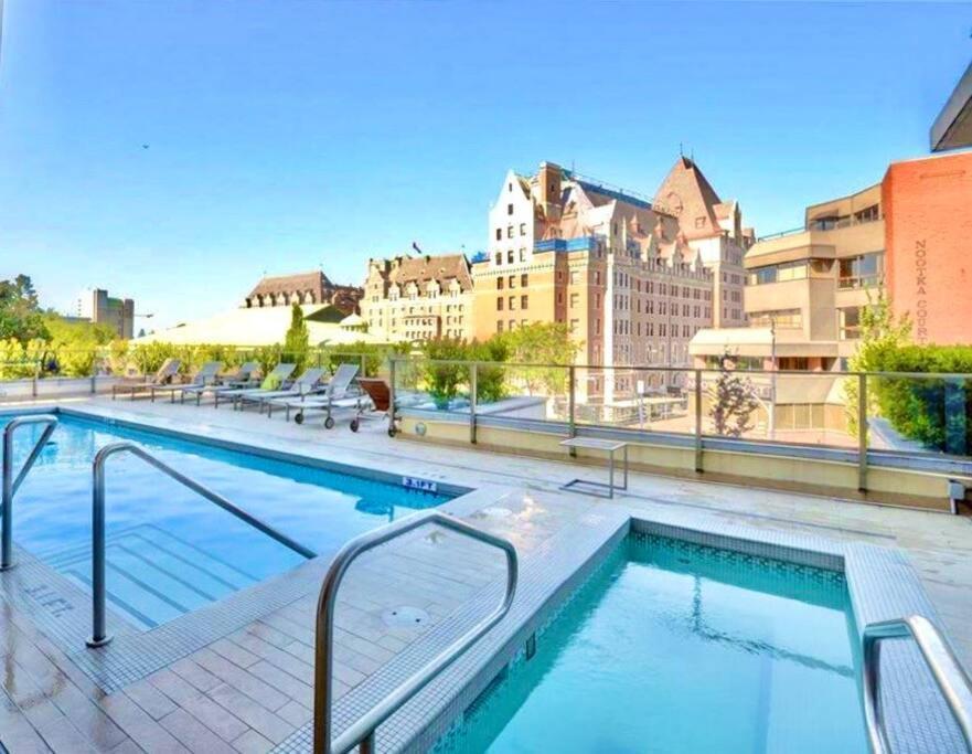 Victoria'S Best Location 2 Bedroom Luxe Condo Exterior photo