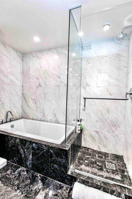 Victoria'S Best Location 2 Bedroom Luxe Condo Exterior photo
