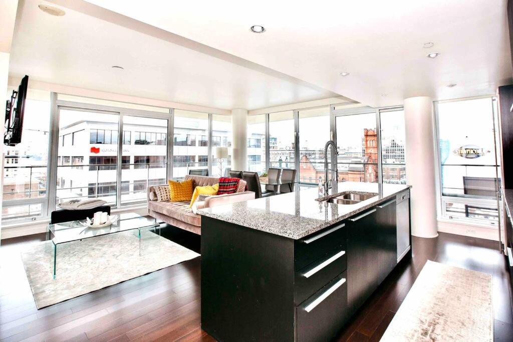 Victoria'S Best Location 2 Bedroom Luxe Condo Exterior photo