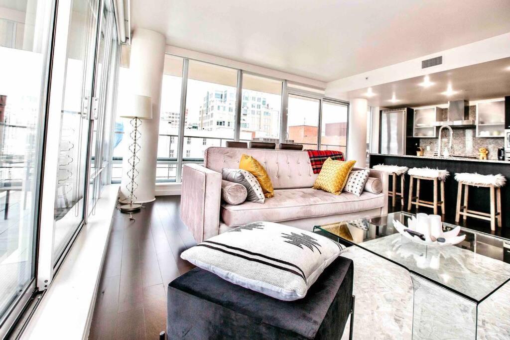 Victoria'S Best Location 2 Bedroom Luxe Condo Exterior photo