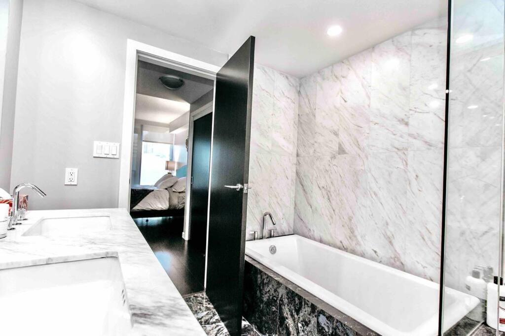 Victoria'S Best Location 2 Bedroom Luxe Condo Exterior photo