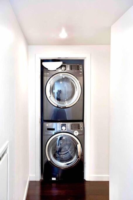 Victoria'S Best Location 2 Bedroom Luxe Condo Exterior photo