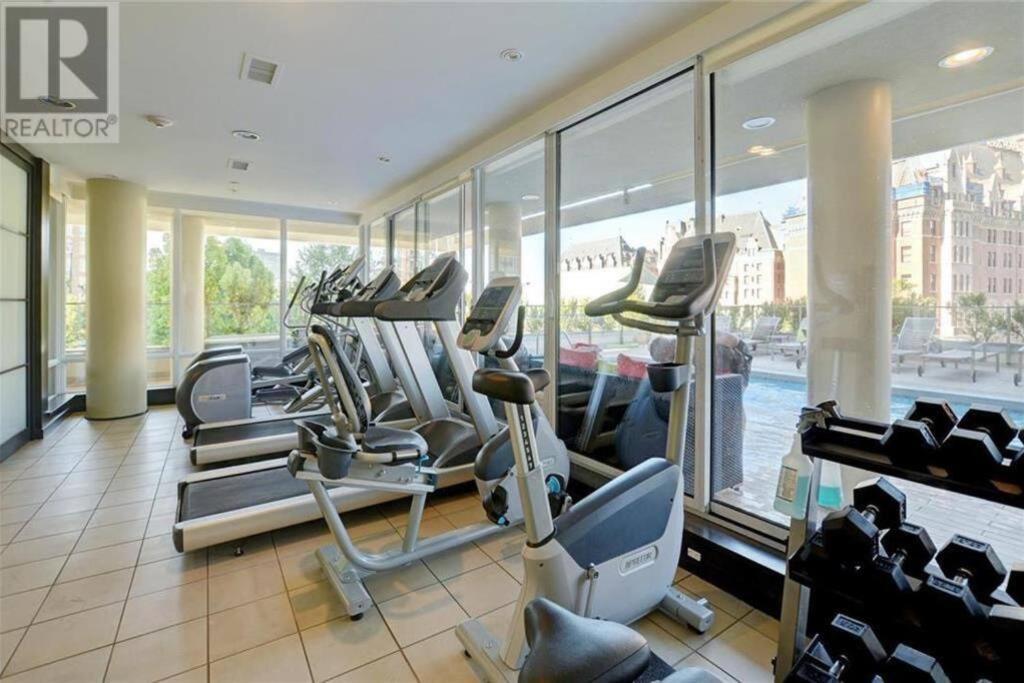 Victoria'S Best Location 2 Bedroom Luxe Condo Exterior photo
