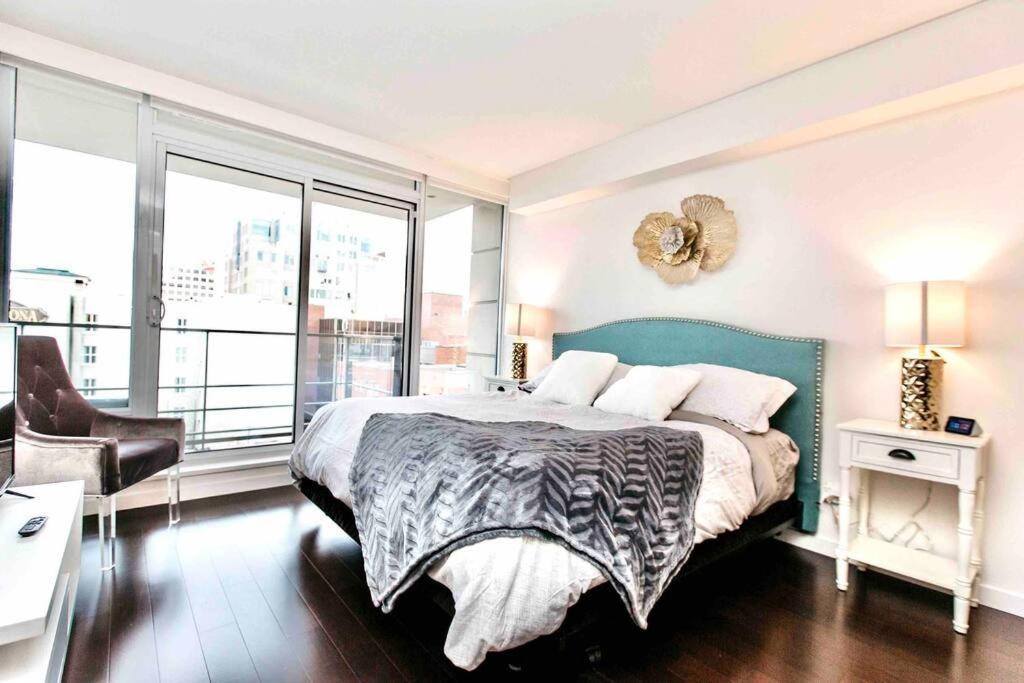 Victoria'S Best Location 2 Bedroom Luxe Condo Exterior photo