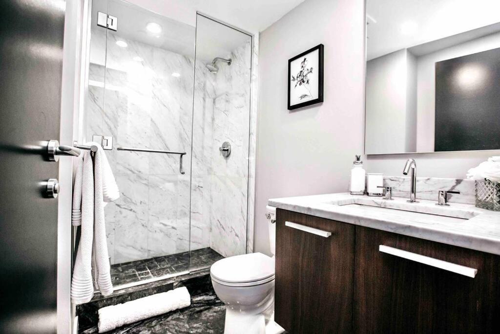 Victoria'S Best Location 2 Bedroom Luxe Condo Exterior photo