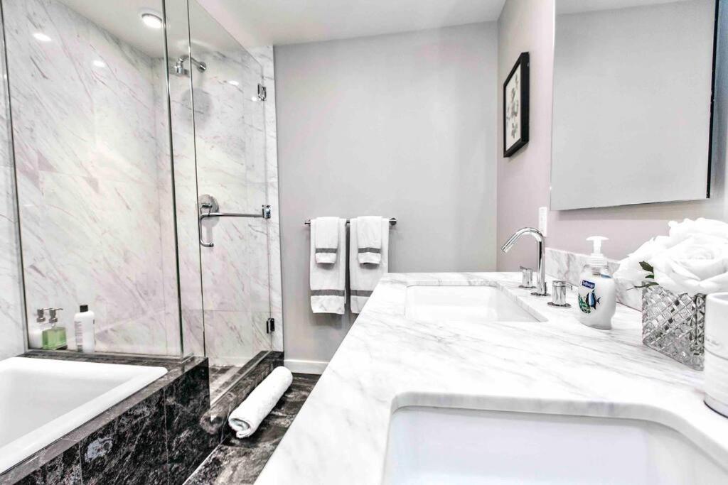 Victoria'S Best Location 2 Bedroom Luxe Condo Exterior photo