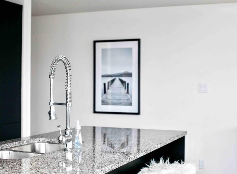 Victoria'S Best Location 2 Bedroom Luxe Condo Exterior photo